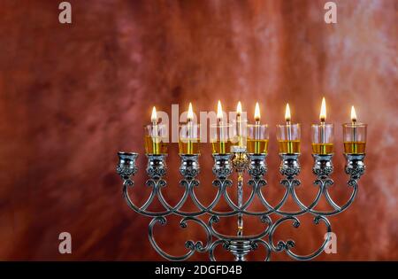 Les bougies de Menorah Hanoukkah brûlent à Hanoukkiah à la lumière sept jours de vacances. Banque D'Images