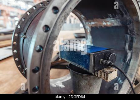 Contrôle de qualité des soudures des éléments de corps de l'échangeur thermique par méthode à rayons x. Banque D'Images