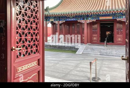 Un petit complexe de palais, semble beaucoup semblable à la Cité interdite, se trouve sur le sommet du bâtiment de Longfu, où le nouveau et le traditionnel se rencontrent, Beij Banque D'Images