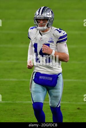 Baltimore, États-Unis. 08 décembre 2020. Le quarterback des Dallas Cowboys Andy Dalton (14) quitte le terrain après la deuxième moitié d'un match contre les Baltimore Ravens au stade M&T Bank à Baltimore, Maryland, le mardi 8 décembre 2020. Baltimore a gagné 34-17. Photo de David Tulis/UPI crédit: UPI/Alay Live News Banque D'Images