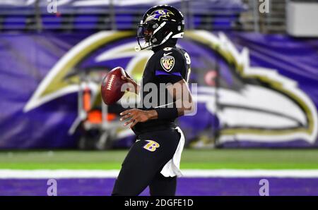 Baltimore, États-Unis. 08 décembre 2020. Le quarterback des Baltimore Ravens Lamar Jackson (8) a obtenu un toucher de touche lors d'une course de 27 mètres contre les Dallas Cowboys pendant la première moitié au stade M&T Bank à Baltimore, Maryland, le mardi 8 décembre 2020. Photo de David Tulis/UPI crédit: UPI/Alay Live News Banque D'Images