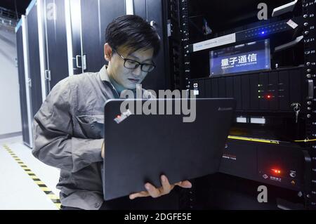 Le personnel vérifie l'équipement de communication quantique dans la salle de communication de Hangzhou, dans la province de Zhejiang, au sud-est de la Chine, le 2 novembre 2020 Banque D'Images