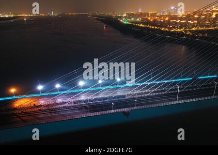 Une vue aérienne des lampadaires le long du pont du cinquième Yangtze a été activée et désactivée tour à tour pour tester le système d'éclairage, qui sera complètement terminé Banque D'Images