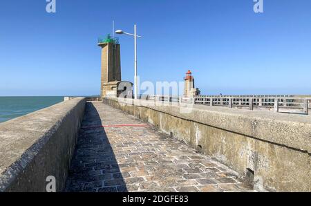 Vue sur la passerelle de la jetée à l'entrée Du port de Fecamp Banque D'Images