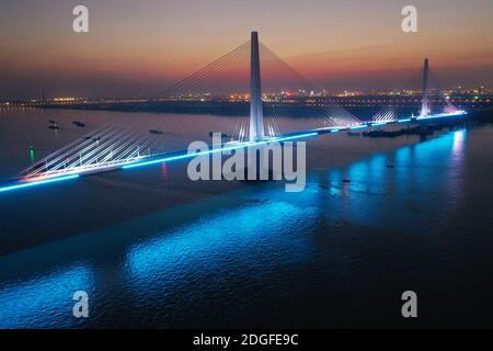 Une vue aérienne des lampadaires le long du pont du cinquième Yangtze a été activée et désactivée tour à tour pour tester le système d'éclairage, qui sera complètement terminé Banque D'Images