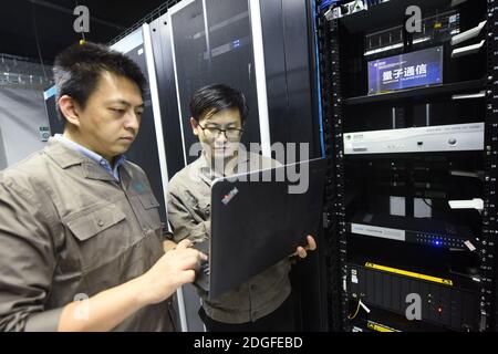 Le personnel vérifie l'équipement de communication quantique dans la salle de communication de Hangzhou, dans la province de Zhejiang, au sud-est de la Chine, le 2 novembre 2020 Banque D'Images