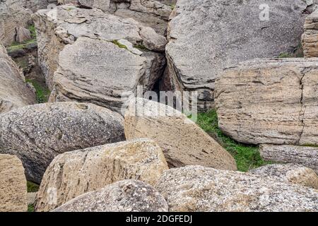 D'énormes rochers dans les montagnes Banque D'Images