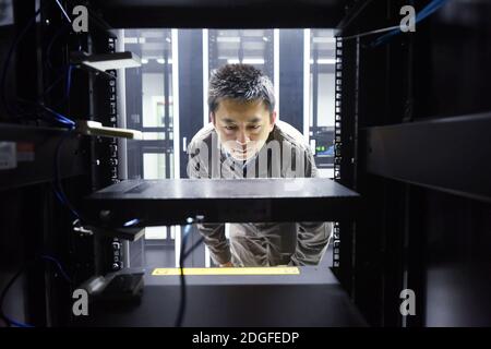 Le personnel vérifie l'équipement de communication quantique dans la salle de communication de Hangzhou, dans la province de Zhejiang, au sud-est de la Chine, le 2 novembre 2020 Banque D'Images