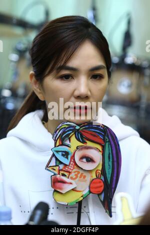 --FILE--Ella Chen Chia-hwa, une chanteuse, actrice et animatrice taïwanaise et membre du groupe de filles taïwanaises S.H., prépare pour 'Ella Show' Banque D'Images