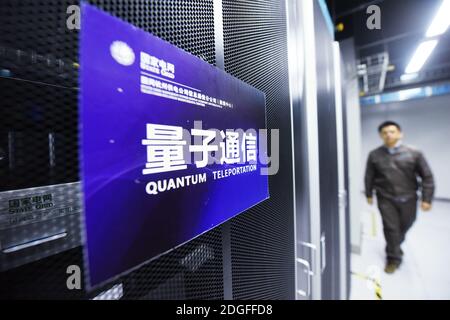 Le personnel vérifie l'équipement de communication quantique dans la salle de communication de Hangzhou, dans la province de Zhejiang, au sud-est de la Chine, le 2 novembre 2020 Banque D'Images