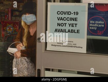 Burbank, États-Unis. 09e décembre 2020. Un client passe devant un panneau à l'entrée d'une pharmacie indiquant « vaccin COVID-19 pas encore disponible » à Burbank, Californie, le mardi 8 décembre 2020. Le président Donald Trump a signé mardi un décret visant à donner la priorité aux Américains pour les vaccins fabriqués aux États-Unis. Cette commande intervient après que Pfizer ait déclaré à l'administration Trump qu'elle ne serait pas en mesure d'expédier des vaccins supplémentaires aux États-Unis avant juin. Photo de Jim Ruymen/UPI crédit: UPI/Alay Live News Banque D'Images