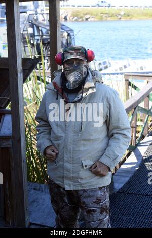 WESTON, FL - JANVIER 05: (COUVERTURE EXCLUSIVE) le froid brutal envoie des frissons à travers le Nord-est après le cyclone de la bombe. Les représentants de la Florida Fish and Wildlife conservation Commission ont déclaré que les iguanes peuvent devenir immobilisés ou stagnantes lorsque les températures atteignent entre 40 et 50 degrés. Les iguanes de tout l'État tombent des arbres après avoir été au froid. Vu ici, les touristes et les guides s'habiller au chaud pour la promenade en hydroglisseur tandis que l'employé Tim parle de « IGGY » le bébé Iguana en l'enveloppant dans une couverture et même en lui mettant des gants pour le garder au chaud au parc de loisirs Sawgrass situé dans Everglades Natio Banque D'Images