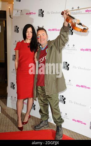 Nigel Kennedy et sa femme arrivent pour les South Bank Sky Arts Awards au Dorchester Hotel, Londres. Banque D'Images
