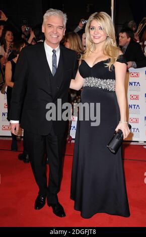 Phillip Schofield et Holly Willoughby arrivent aux National Television Awards 2011, à l'O2 Arena, North Greenwich, Londres. Copyright Doug Peters EMPICS Entertainment Banque D'Images