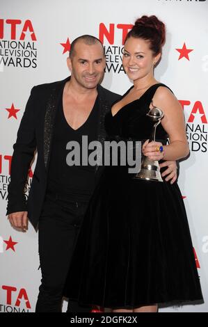 Lacey Turner et Louie Spence sont les coulisses des National Television Awards 2011, à l'O2 Arena, North Greenwich, Londres. Banque D'Images