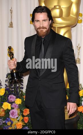 Christian Bale avec le prix du meilleur acteur de soutien, reçu pour le Fighter, lors des 83e Academy Awards au Kodak Theatre, Los Angeles. Banque D'Images