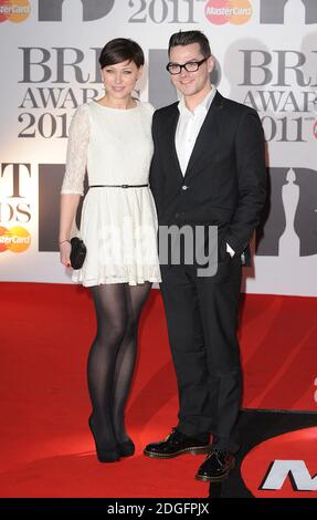 Matt et Emma Willis arrivent pour les Brit Awards 2011 à l'O2 Arena de Londres. Banque D'Images