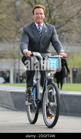 Le maire de Londres, Boris Johnson, montre au gouverneur de Californie Arnold Schwarzenegger pourquoi son programme phare de Barclayí•s cycle Hire Scheme a été un si grand succès, en dehors de l'hôtel de ville de Londres. Banque D'Images