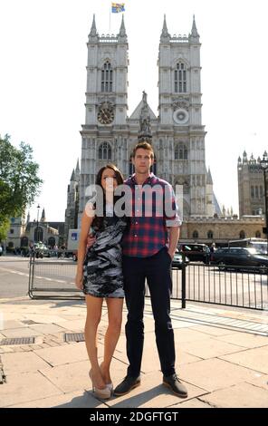 Camilla Luddington et Nico Evers-Swindell arrivent à Londres pour promouvoir la sortie DVD de William et Kate: The Movie. Banque D'Images