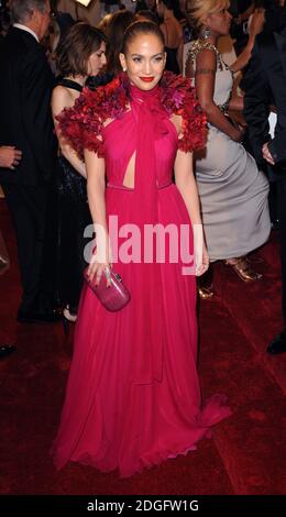 Jennifer Lopez arrive au Metropolitan Museum Costume Institute Gala bénéfice célébrant Alexander McQueen, Savage Beauty, New York Banque D'Images