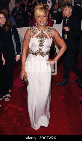 Mary J Blige arrivée au Metropolitan Museum Costume Institute gala bénéfice célébrant Alexander McQueen, Savage Beauty, New York Banque D'Images