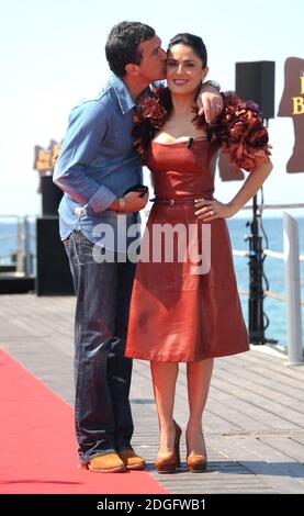 Antonio Banderas et Salma Hayek posent dans le cadre du 64ème Festival international du film de Cannes, à l'Hôtel Carlton de Cannes, dans le sud de la France, le 11 mai 2011, dans le cadre du film d'animation « Puss in Boots » (le Chat Botte). Banderas est la voix de Puss dans Boot, Salma Hayek la voix de Kitty Softpaws. Banque D'Images