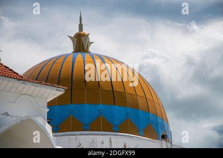 Straits Mosquée de Malacca, connu sous le nom de Masjid Selat avec un beau ciel, Melaka, Malaisie Banque D'Images