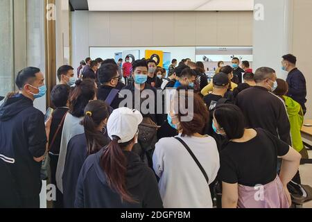 Les gens font la queue pour découvrir Huawei Mate 40 RS Porsche Design dans un magasin phare de Huawei à Shanghai, en Chine, le 18 novembre 2020. Banque D'Images