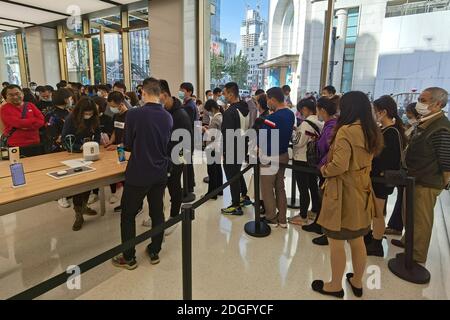 Les gens font la queue pour découvrir Huawei Mate 40 RS Porsche Design dans un magasin phare de Huawei à Shanghai, en Chine, le 18 novembre 2020. Banque D'Images