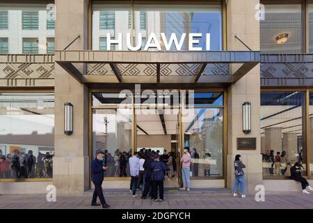 Les gens font la queue pour découvrir Huawei Mate 40 RS Porsche Design dans un magasin phare de Huawei à Shanghai, en Chine, le 18 novembre 2020. Banque D'Images