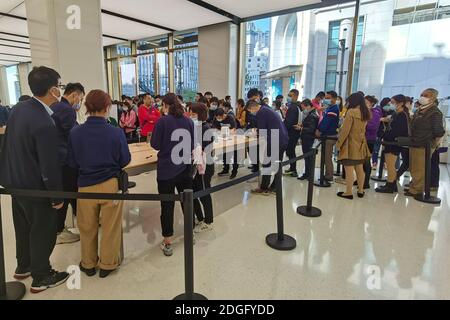 Les gens font la queue pour découvrir Huawei Mate 40 RS Porsche Design dans un magasin phare de Huawei à Shanghai, en Chine, le 18 novembre 2020. Banque D'Images