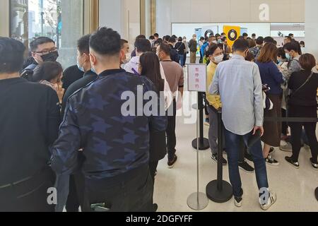 Les gens font la queue pour découvrir Huawei Mate 40 RS Porsche Design dans un magasin phare de Huawei à Shanghai, en Chine, le 18 novembre 2020. Banque D'Images