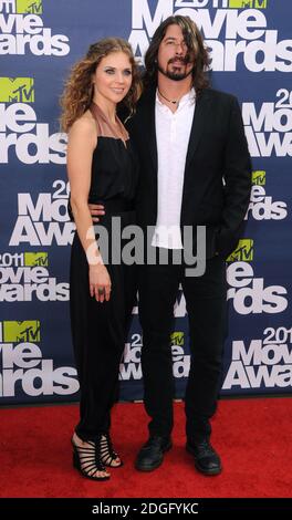 Dave Grohl de Foo Fighters et de sa femme arrivant aux MTV Movie Awards 2011, Gibson Amphitheatre, Universal City, Los Angeles. Banque D'Images