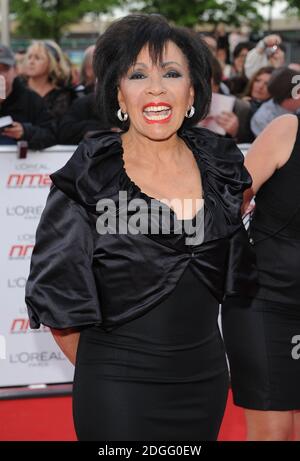 Dame Shirley Bassey en arrivant pour les National Movie Awards 2011 au Wembley Arena, Londres. Banque D'Images