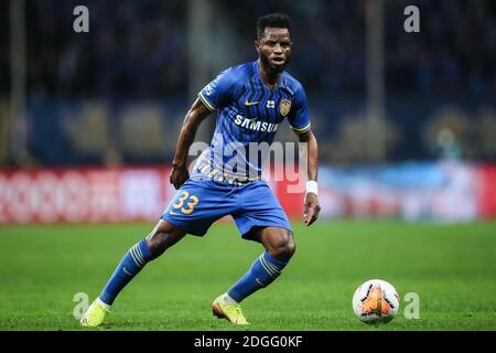 Le joueur de football ghanéen Moubarak Wakaso de Jiangsu Suning F.C., rihgt, garde le ballon pendant le second tour de la finale de 2020 Super Leagu chinois Banque D'Images