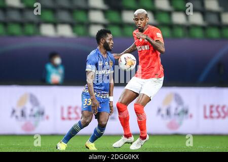 Le joueur de football ghanéen Moubarak Wakaso de Jiangsu Suning F.C., à gauche, et le joueur de football brésilien Anderson Souza Conceicao, connu sous le nom d'Anderson Talisc Banque D'Images