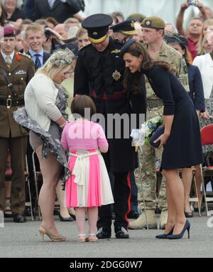 Le duc et la duchesse de Cambridge rencontrent des amis et des familles de soldats qui arrivent à la caserne Victoria pour présenter des médailles aux 1ers gardes irlandais de Windsor, dans le Berkshire. Banque D'Images