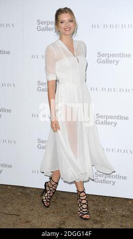 Lily Donaldson arrivant à la Serpentine Gallery Summer Party 2011, Hyde Park, Londres. Banque D'Images