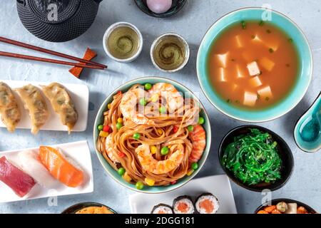 Cuisine japonaise. Plats japonais variés, plan de pose à plat Banque D'Images