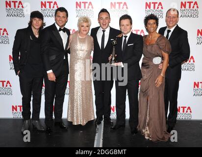 Dougie Poynter, Mark Wright, Crissy Rock, Anthony McPartlin, Declan Donnelly, Fatima Whitbread et Antony Cotton de I'm A Celebrity Je suis UNE célébrité Je suis sorti de la scène précédente aux National Television Awards 2012, O2 Arena, Greenwich, Londres. Banque D'Images