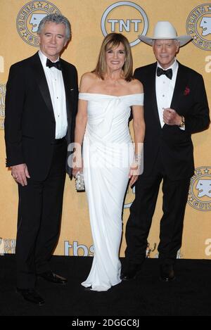 Patrick Duffy, Linda Gray et Larry Hagman à la 18e édition annuelle des Screen Actors Guild Awards (SAG), Shrine Auditorium, Los Angeles, Californie. Banque D'Images