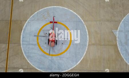 Vue aérienne du panneau héliport par drone. Héliport hélicoptère héliport hélicoptère héliport sur la surface en béton avec la lettre H vue d'en haut. Atterrissage d'hélicoptères Banque D'Images