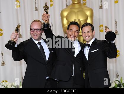 TJ Martin, Dan Lindsay et Richard Middlemas avec le prix du meilleur documentaire, reçu pour Unfeared, aux 84e Academy Awards au Kodak Theatre, Los Angeles. Banque D'Images