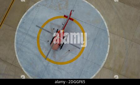 Vue aérienne du panneau héliport par drone. Héliport hélicoptère héliport hélicoptère héliport sur la surface en béton avec la lettre H vue d'en haut. Atterrissage d'hélicoptères Banque D'Images