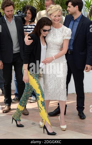 Kristen Stewart et Kirsten Dunst au photocall pour sur la route au Palais de Festival. Partie du 65e Festival de Cannes. Banque D'Images