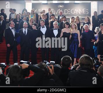 Les actrices Emily Hampshire, Sarah Gadon, directrice David Cronenberg, comédienne Robert Pattinson, acteurs Juliet Binoche et Paul Giamatti au Gala screening de Cosmopolis, qui a eu lieu au Palais de Festival. Partie du 65e Festival de Cannes. Banque D'Images