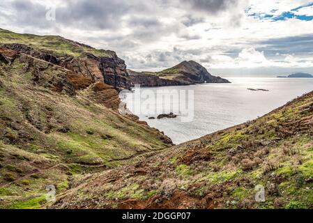 Vue sur les falaises rocheuses eaux claires de l'océan Atlantique à Ponta de Sao Lourenco, l'île de Madère, Portugal. Banque D'Images