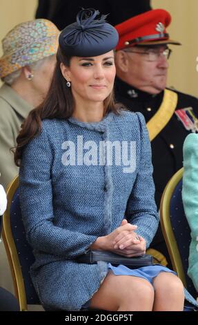 La duchesse de Cambridge regarde un événement sportif pour enfants lors d'une visite à Vernon Park à Nottingham. Banque D'Images