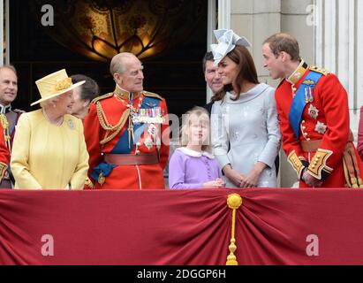 (De gauche à droite) la reine Elizabeth, la princesse Anne, le prince Philip Duke d'Édimbourg, Lady Louise Windsor, Catherine Duchesse de Cambridge, Le Prince William Duke de Cambridge est à l'écoute d'un survol de la Royal Air Force avec leur famille depuis le balcon de Buckingham Palace après le Trooping the Color au Horse Guards Parade de Londres Banque D'Images