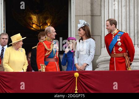 (De gauche à droite) Prince Andrew, Reine Elizabeth, Prince Harry, Prince Philip Duke d'Édimbourg, Princesse Eugénie, Catherine Duchesse de Cambridge et Prince William Duke de Cambridge regardant un survol de la Royal Air Force avec leur famille depuis le balcon de Buckingham Palace après la Trooping the Color à la Horse Guards Parade Londres Banque D'Images